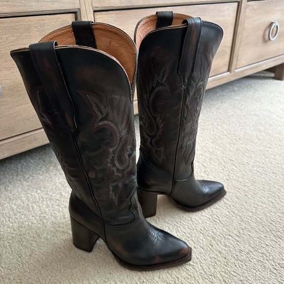 Brand new in box with dust covers and original boot stuffing.  Size 6. - Picture 2 of 9